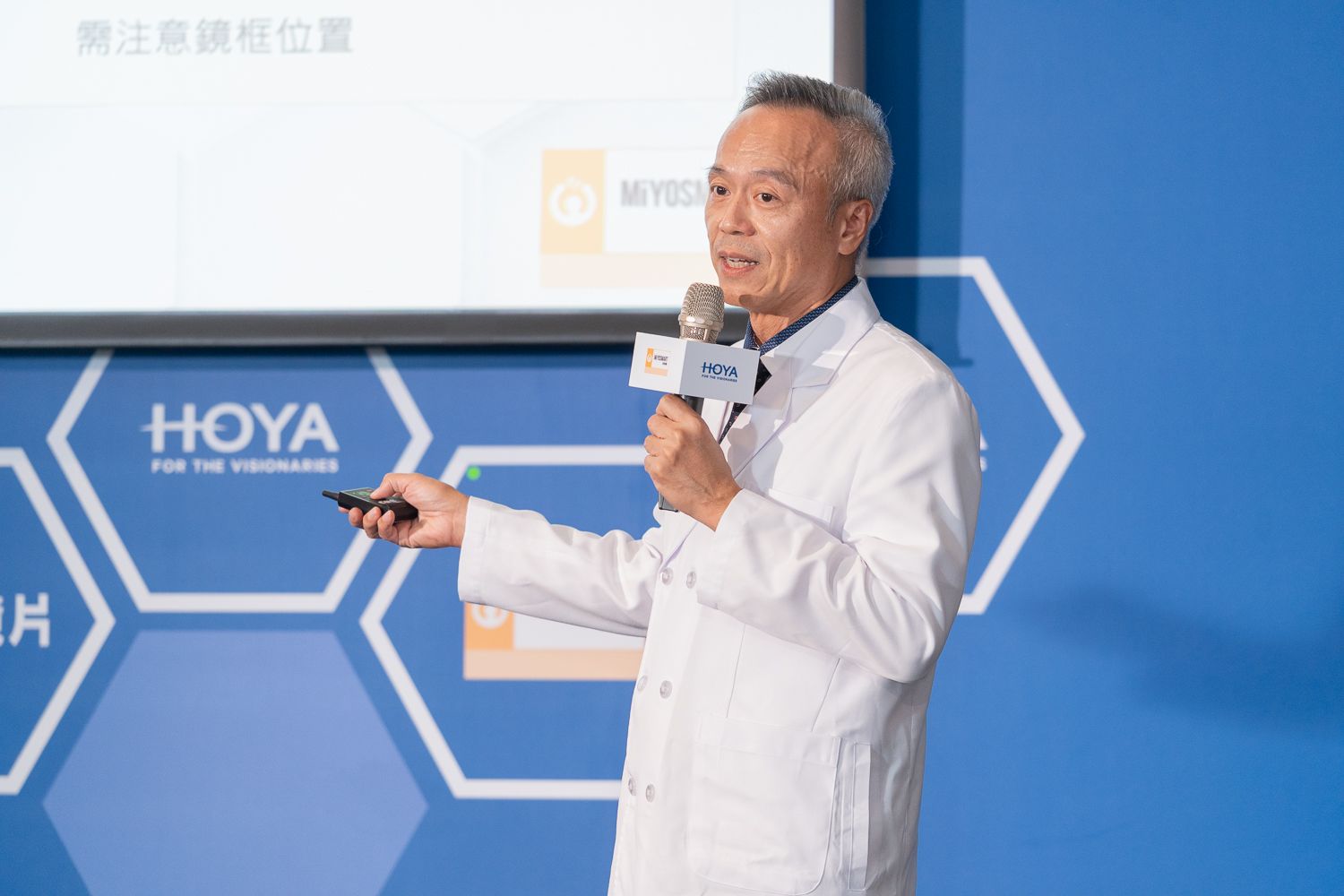 EyePlus聚英視光眼科集團醫療長賴威廷以「近視延緩解決方案」，表示：「兒童近視確實容易在短時間內快速加深，但臨床已有多種實證方法可有效延緩，以HOYA新樂學鏡片為例，6年臨床追蹤3結果證實能有效減緩60% 近視加深。」-1.jpg