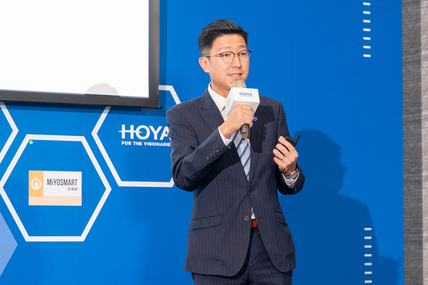 HOYA豪雅光學董事總經理關國強指出：「傳統眼鏡僅能做到『矯正視力』，卻無法阻止度數加深。HOYA 新樂學鏡片能有效延緩近視加深60% ，守護孩子的視力健康。」-1.jpg