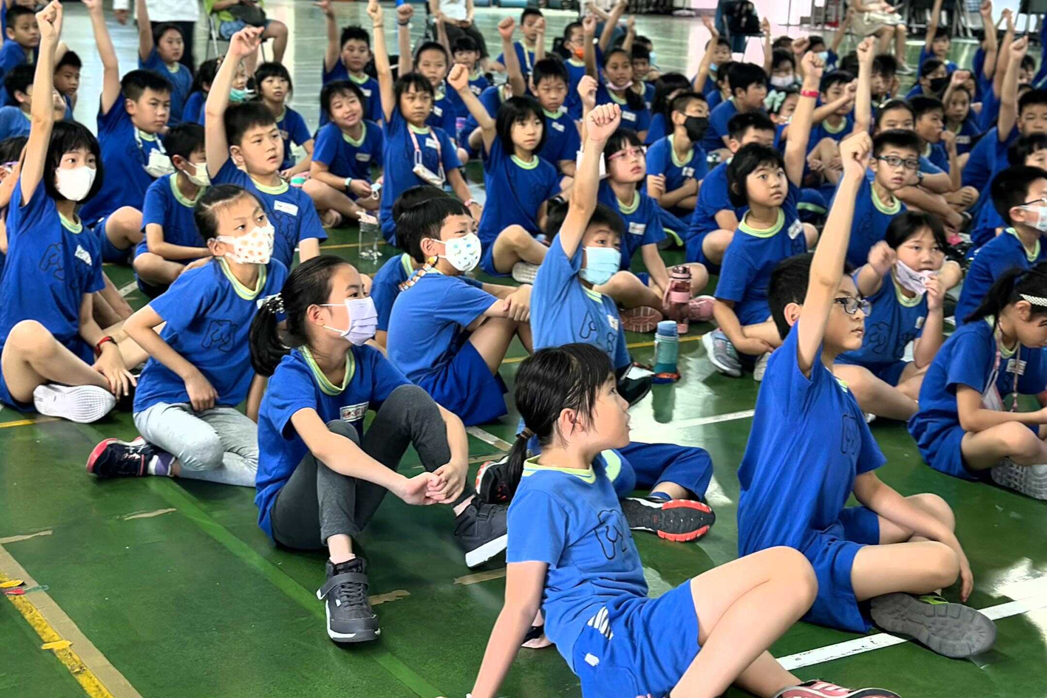 小朋友踴躍舉手搶答.jpg