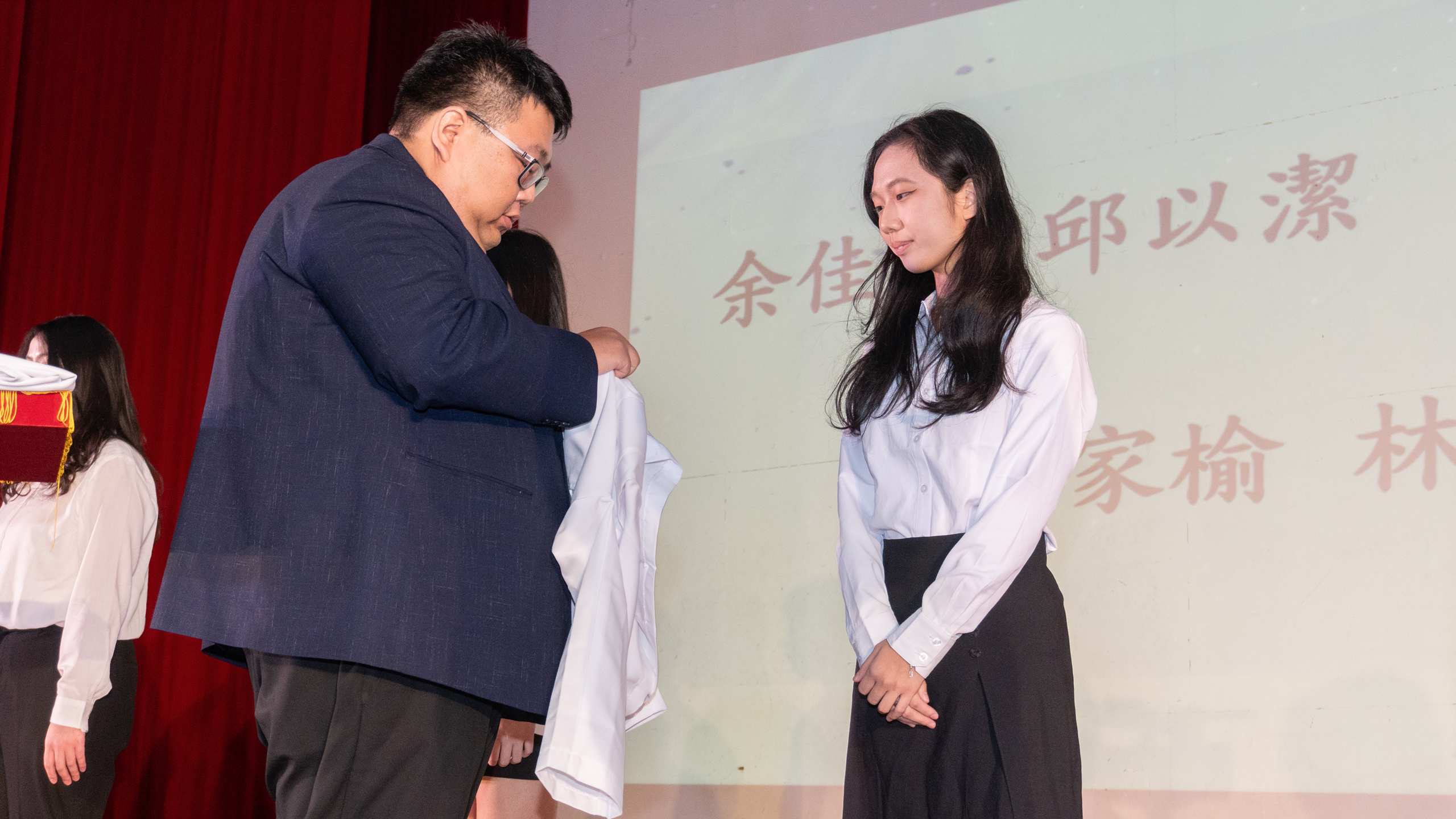 康寧視光科主任林蔚荏將白袍授予即將實習的四年級同學.jpg